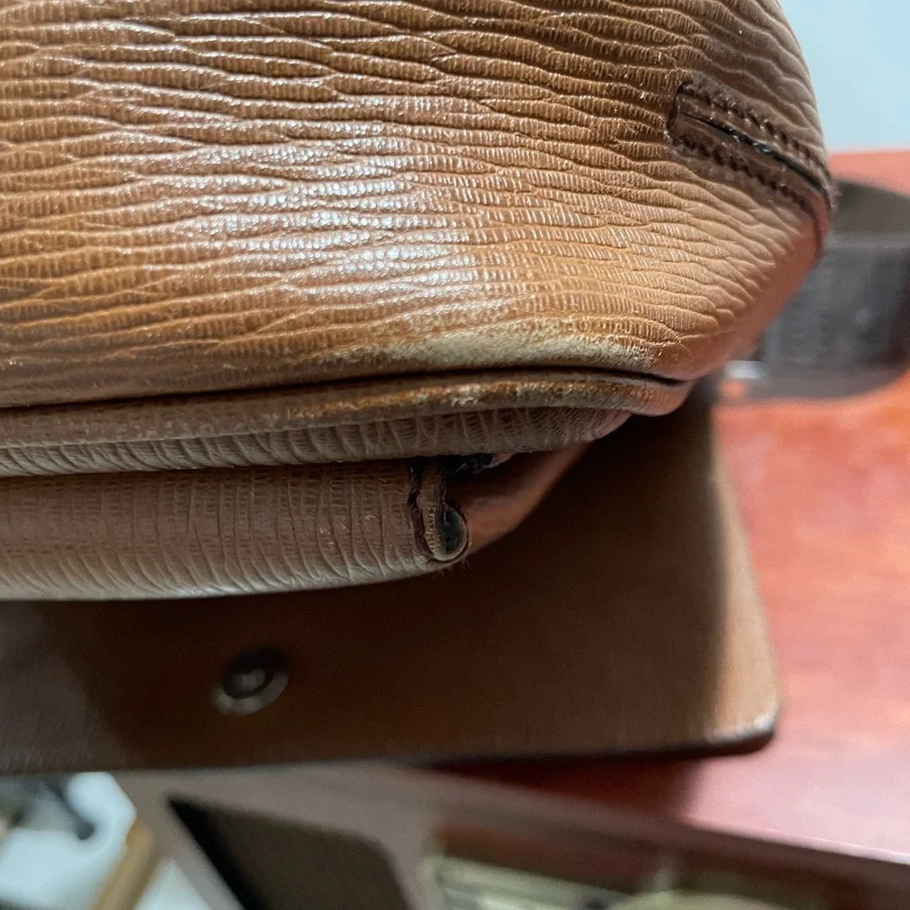 Salvatore Ferragamo textured leather messenger bag - unisex